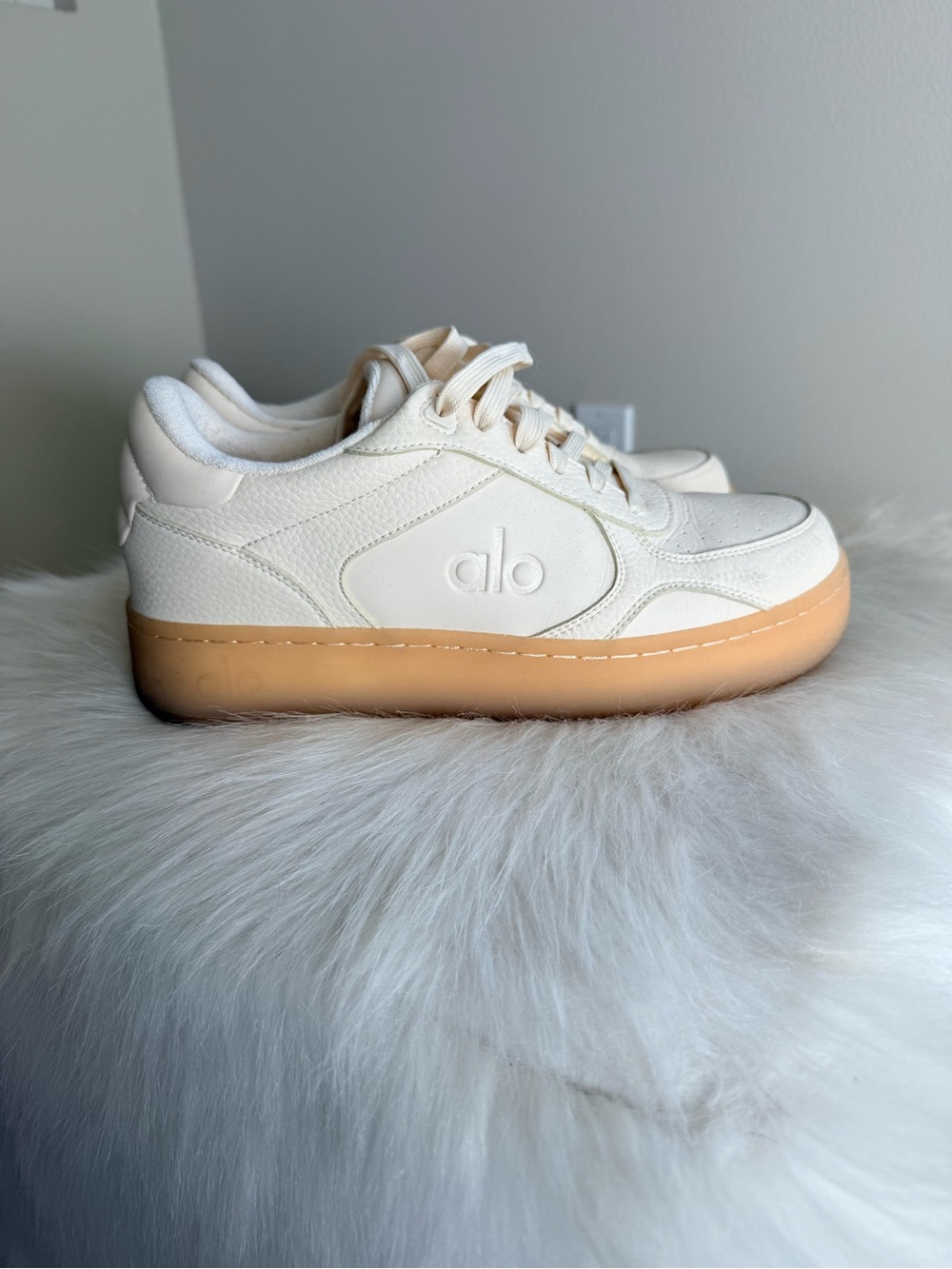 ALO Yoga Kids Cream and Gum-Trim Sneaker